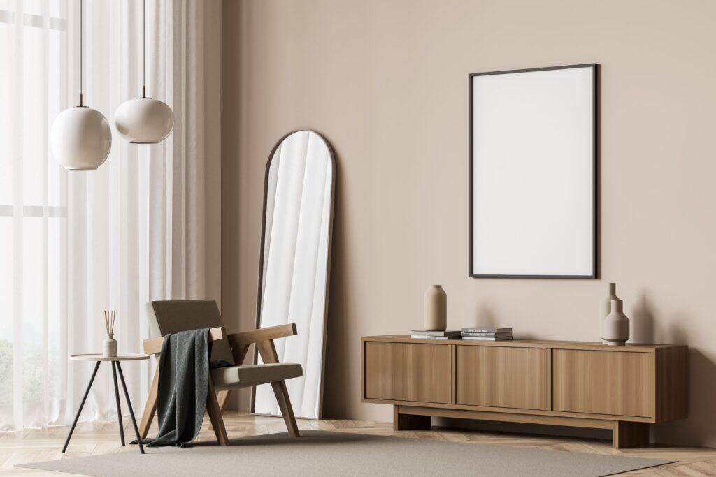 Ein stilvoller, minimalistischer Raum mit einem eleganten Sideboard aus Holz, einem modernen Sessel und einem großen Spiegel. Dezente Dekorationen wie Vasen und Bücher verleihen dem Raum eine schlichte, aber warme Atmosphäre. Hängende Lampen und neutrale Farben sorgen für eine harmonische Gestaltung.