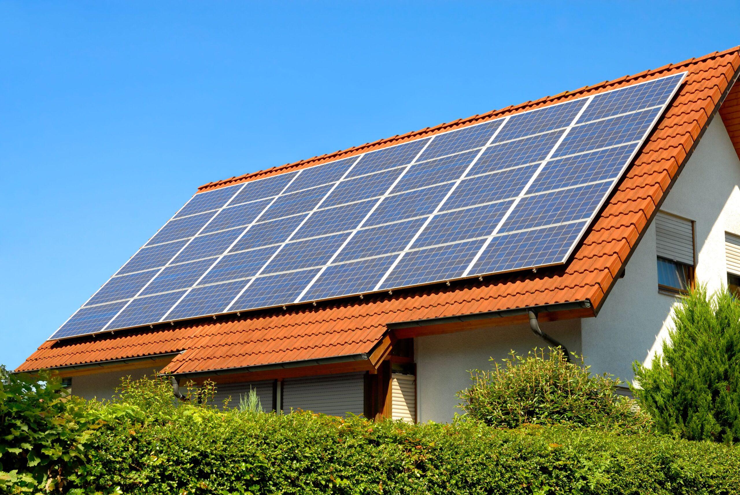 Ein Haus mit einer Solaranlage 