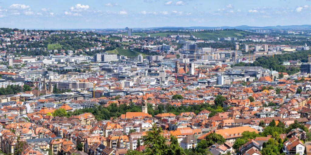 Luftaufnahme von Stuttgart mit Blick auf Stadtteile und Gebäude – regionaler Fokus auf Immobilienbewertung Stuttgart.