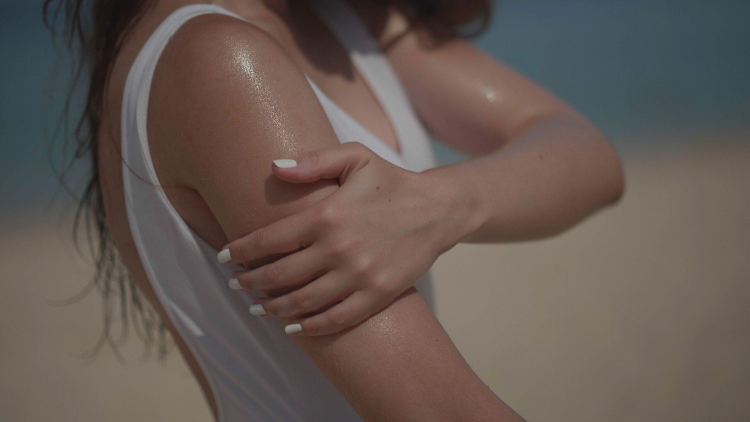 Glatte und gepflegte Haut am Strand