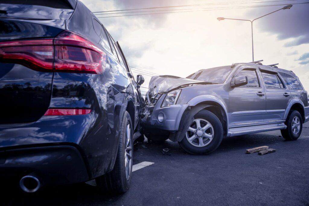 Zwei Autos nach einem frontalen Zusammenstoß auf der Straße – bei Unfällen helfen Anwälte für Verkehrsrecht Mönchengladbach bei Schadensregulierung und rechtlicher Beratung.