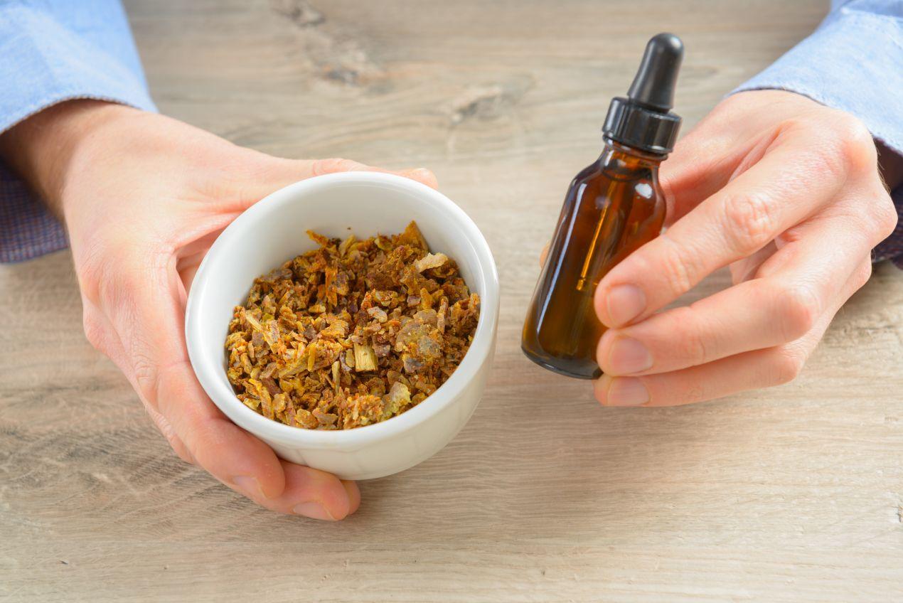 Eine Schale mit Rohpropolis und eine Tropfflasche – ein Symbol für hochwertige Naturprodukte beim Propolis kaufen.