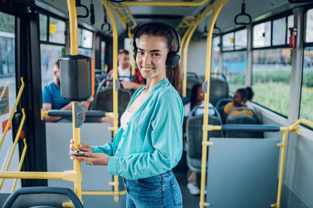 ÖPNV News junge Frau entwertet Ticket im Bus