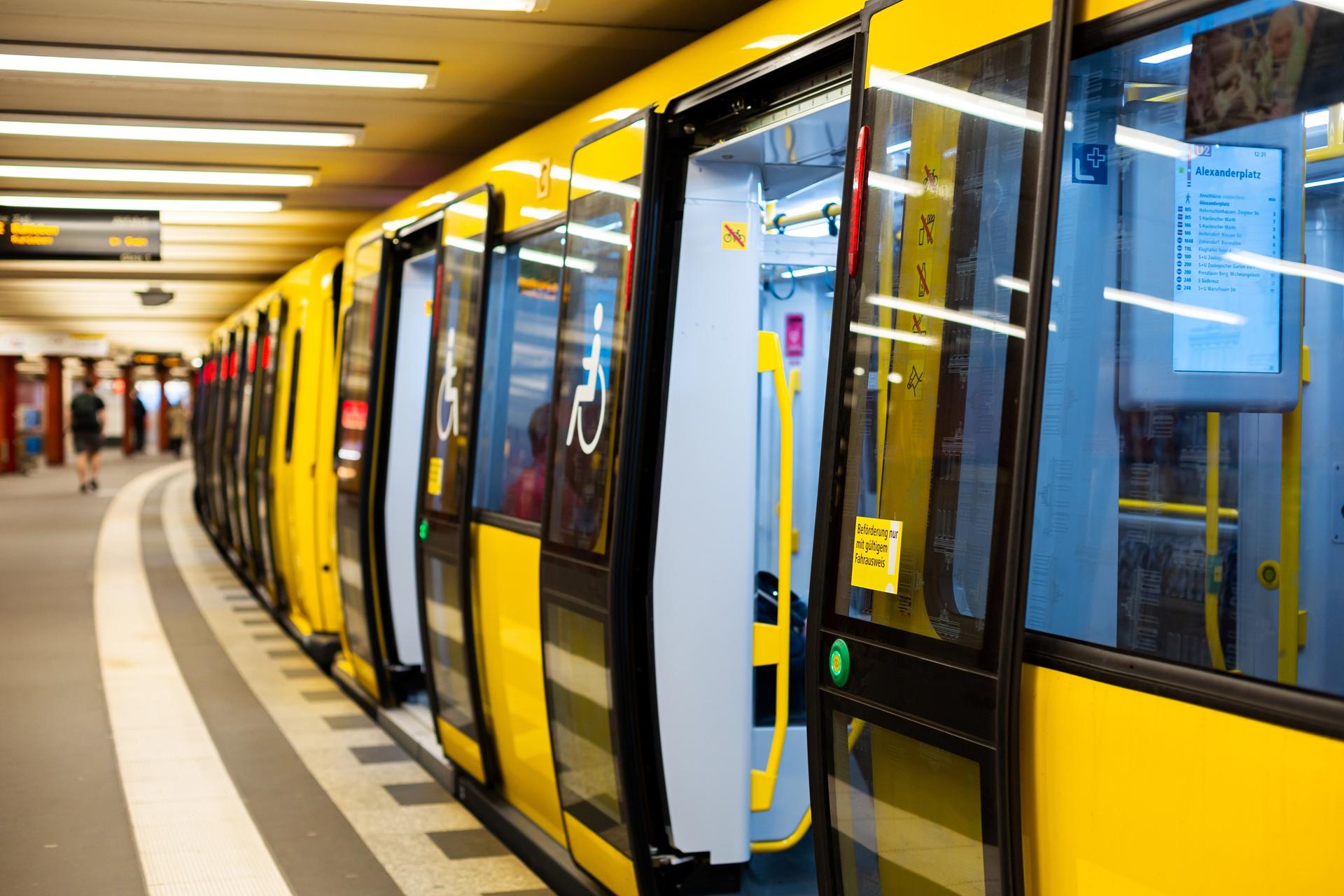 ÖPNV News gelbe U-Bahn am Bahnsteig
