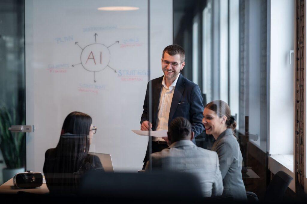 Business-Team bespricht den Einsatz von KI Unterstützung in der Marketingstrategie, Whiteboard zeigt zentrale Prozesse