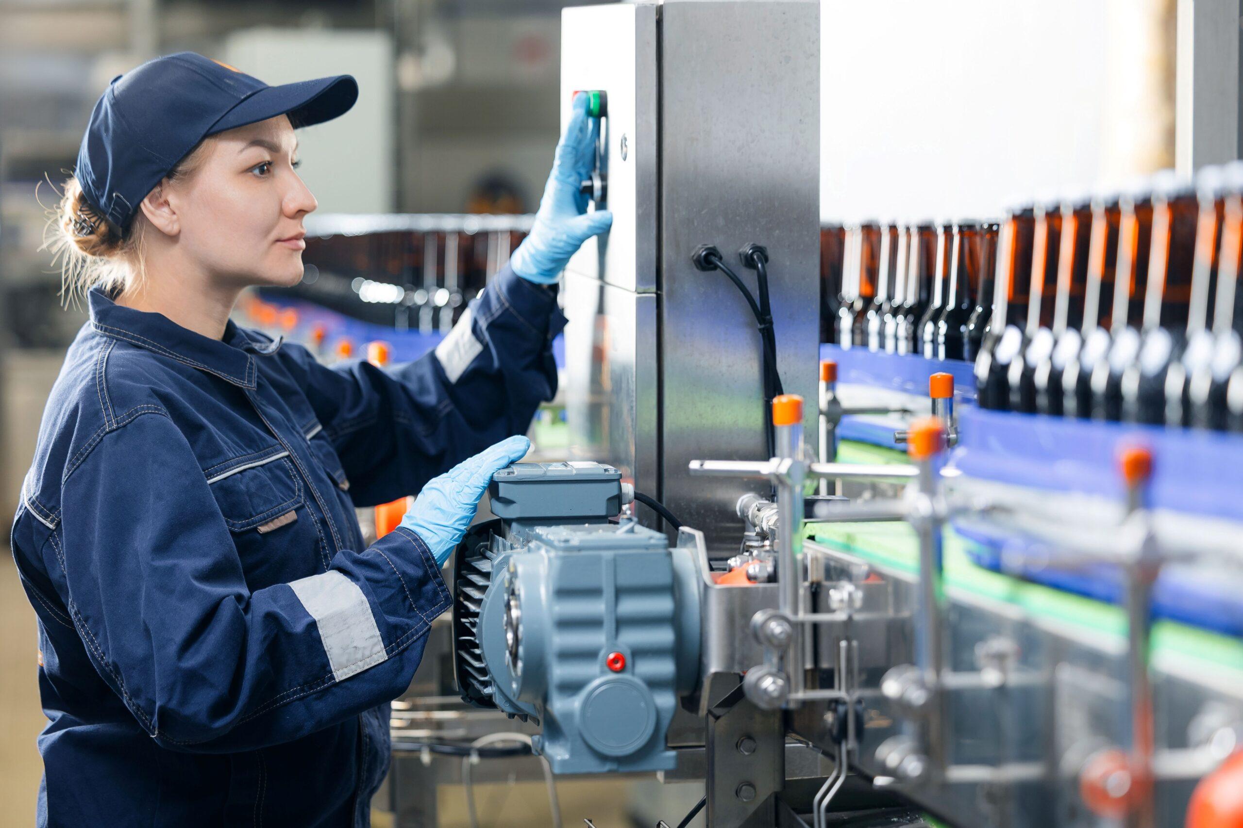 Laufende Abfüllanlage mit Mitarbeiterin als Beispiel für stabile Prozesse durch Automationstechnik