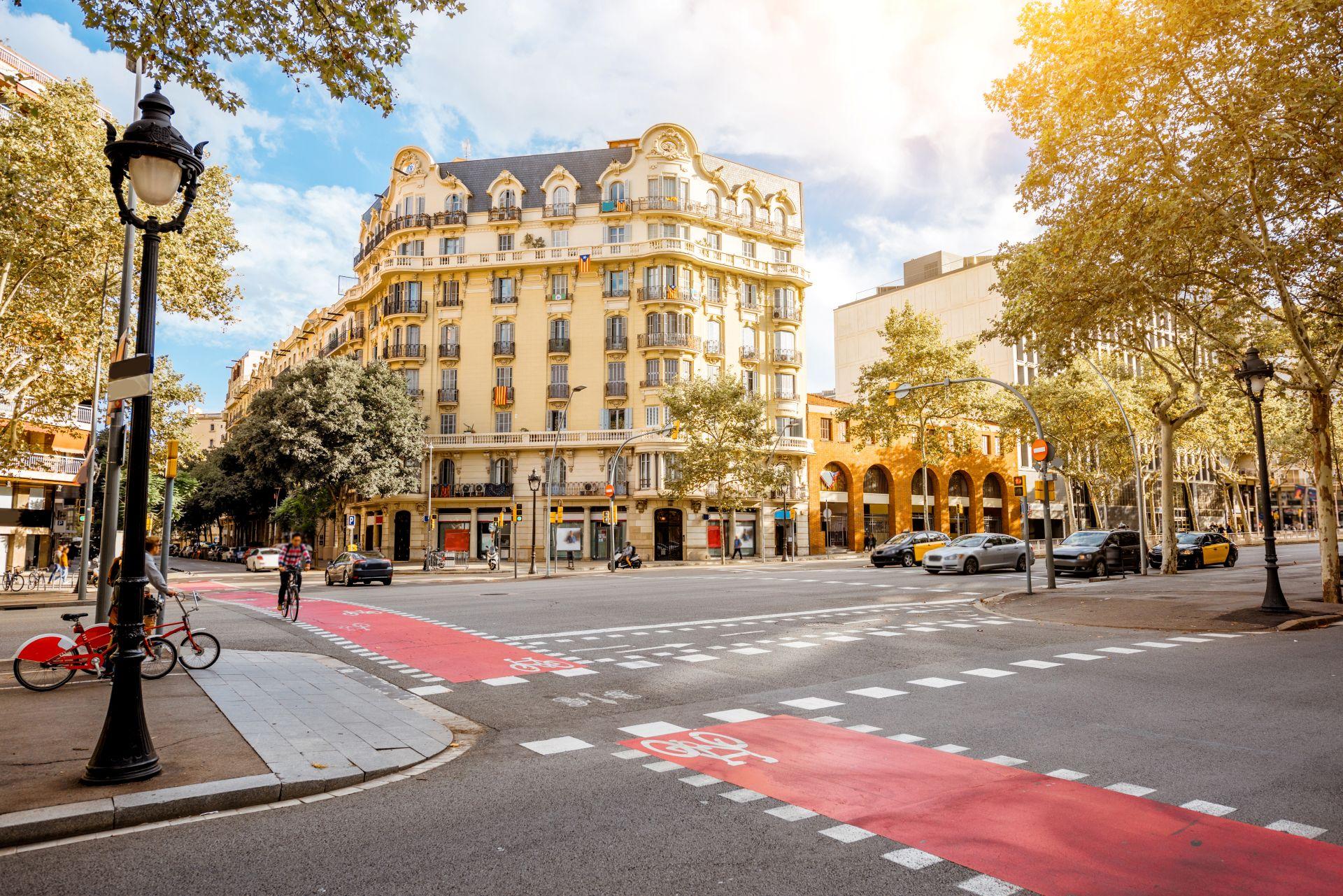 Ruhige Straßenszene in Barcelona mit eleganten Gebäuden und morgendlichem Licht
