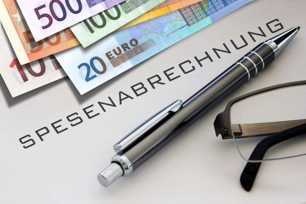 Spesenabrechnung mit Euro Geldscheinen und Stift als Symbol fuer digitale Spesen App