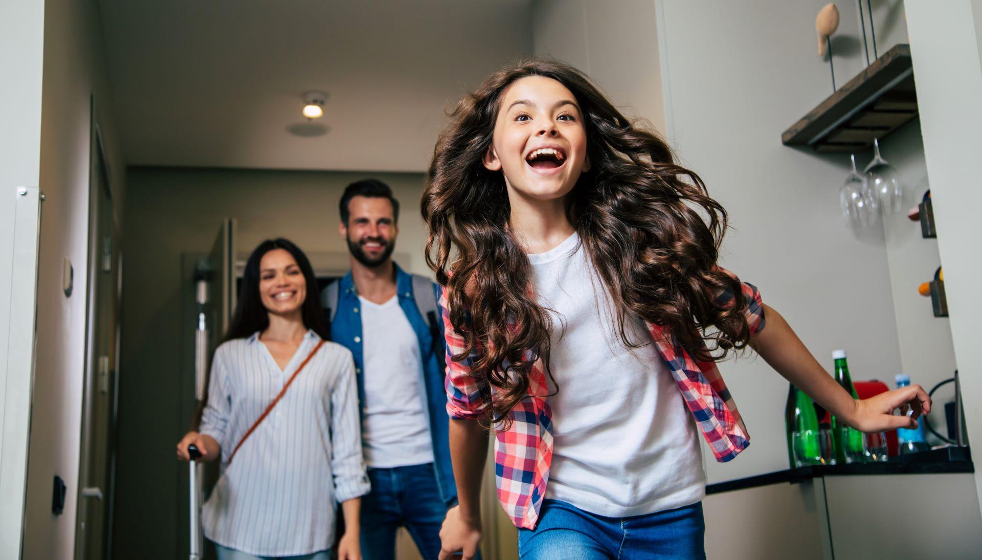 Kind freut sich beim Betreten des Familienhotelzimmers in Bayern
