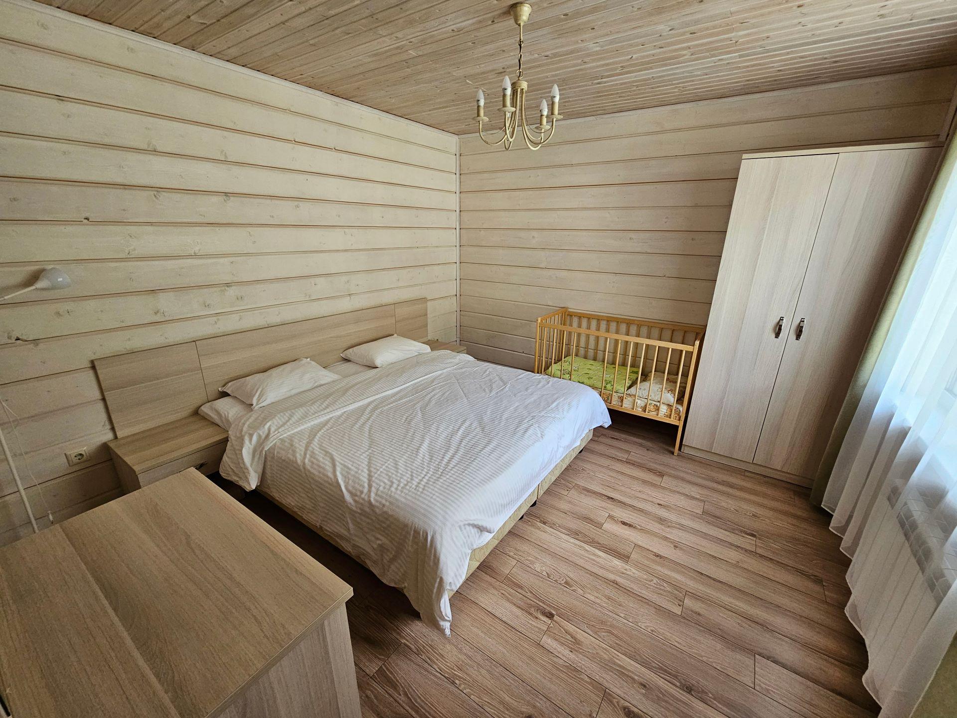 Familienfreundliches Hotelzimmer mit Babybett in Bayern