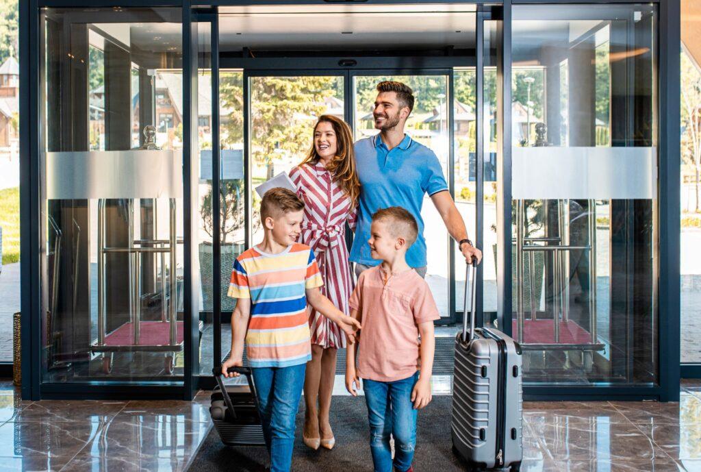 Familie beim Betreten eines Familienhotels in Bayern