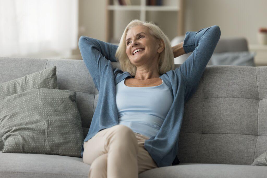 Ältere Frau entspannt auf dem Sofa – Symbolbild für neue Energie durch Krillöl zur Unterstützung von Herz, Gehirn und Zellgesundheit